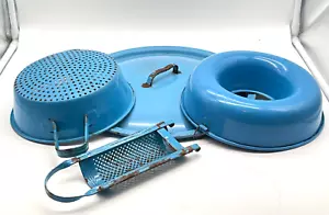 4x alte dänische Emaille Küchen-Deko Kuchenform Backform Reibe Sieb Topfdeckel - Bild 1 von 9