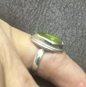 Sterling Silver Green Set Peridot Ring Size 7" - 9 Grams In Weight - Picture 1 of 5