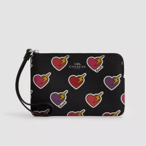 NWT Coach Corner Zip Wristlet/Wallet-Pebble Leather w/ Heart Lightening - Picture 1 of 5