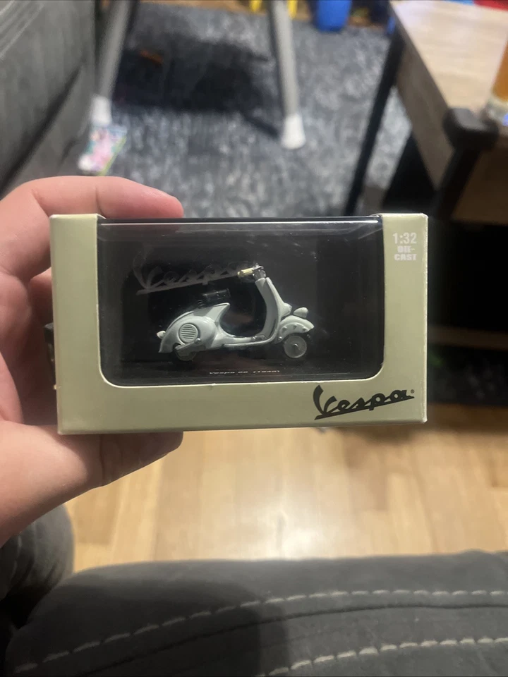 New Ray 1946 Vespa 98 (1946)  Diecast With Plastics 1:32 Scale - Image 1 of 4