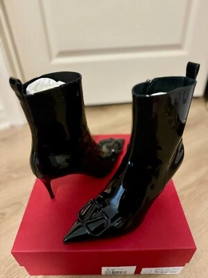 NUEVOS Botines Valentino Garavani VLOGO 80mm Talla 38; Precio de venta sugerido por el fabricante $1,899 Foto 1 de 4
