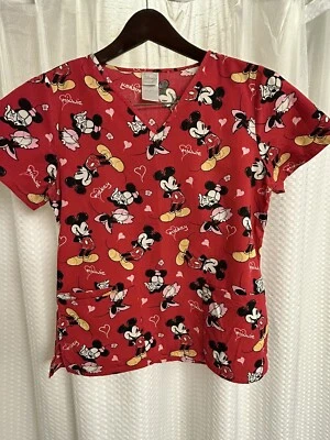 Женский красный скраб-топ XS Disney Mickey & Minnie Mouse Love Valentine с V-образным вырезом - Изображение 1 из 4