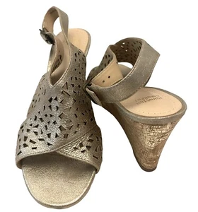 JOHNSTON AND MURPHY Womens 8.5 Metallic Gold Peep Toe Strap Leather Wedge Sandal - Picture 1 of 9