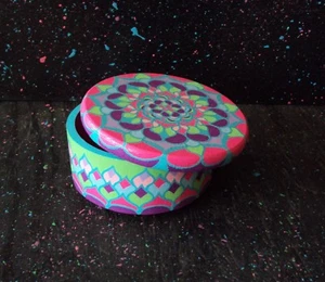 Handbemalte runde Mandala Box Original Kreis Design leuchtende Farben rosa lila - Bild 1 von 7