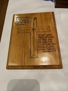 Holztafel mit einer Kreuzschnitzerei und zwei inspirierenden Botschaften - Bild 1 von 6