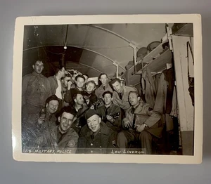 VTG B&W SNAPSHOT 1940s WW2 HANDSOME GROUP SOLDIERS CELEBRATING W/BEER & GUITAR - Picture 1 of 6