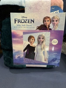 Lanzamiento táctil de seda ""Frozen Family"" Disney Frozen, 46 por 60 pulgadas - Imagen 1 de 2