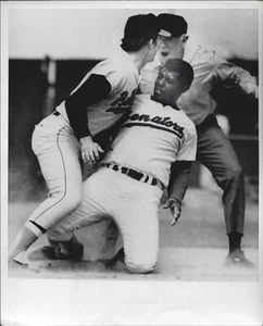 Original UPI 1971 Davey Johnson Orioles Joy Foy Senators Type 1 Press Wire Photo - Picture 1 of 2