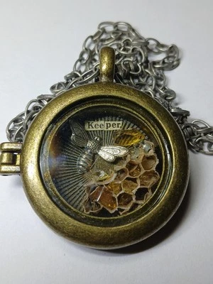 Стимпанк Bee Keeper подвеска ожерелье соты смолы Shadowbox замок... - Изображение 1 из 4