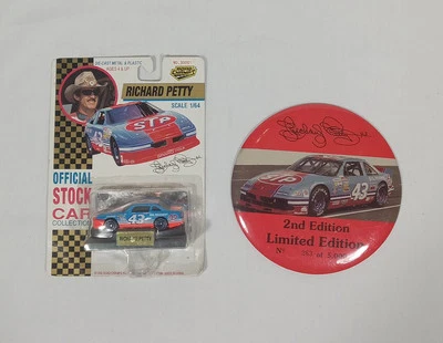 Road Champs Richard Petty 1/64 Die Cast Car & Big Limited Edition Button Nascar Foto 1 de 4
