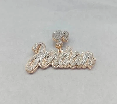 Colgante Moissanita Real 3.50 Ct Corte Redondo Nombre Personalizado Chapado en Oro Amarillo 14K Foto 1 de 4