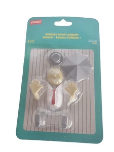 Kitsch Staples 3D 8 Pezzi Calamita Frigo Uomo d'affari *NOS Sigillato - Foto 1 di 2