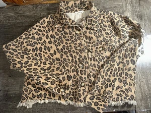 EE: Chaqueta vaquera de leopardo recortada con dobladillo deshilachado para mujer talla pequeña - Imagen 1 de 4