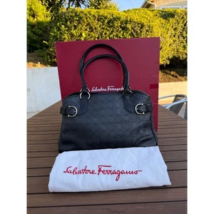 Salvatore Ferragamo Gancini Logo geprägte Ledertasche Handtasche schwarz Made Italy - Bild 1 von 13