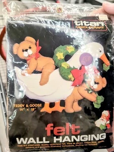 Titan Needlecraft Vintage 1985 Wandbehang Teddybär Filz Weihnachten Basteln Neu - Bild 1 von 4