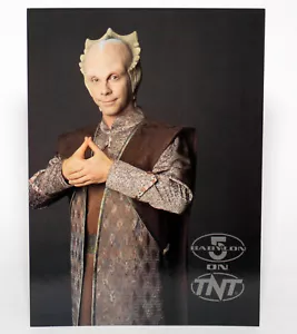 Tarjeta fotográfica brillante Babylon 5 Bill Mumy LENIER (Mimbari) 1998 TNT promoción 5" x 7" - Imagen 1 de 2
