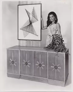 Foto de prensa 1970 actriz desnuda Edy Williams posa con una pintura abstracta - Imagen 1 de 2