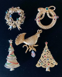 Vintage Christmas Brooch Lot Some Signed JJ Beatrix Corel Gold Tone Rhinestones - Picture 1 of 14