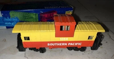HO Scale Roundhouse Southern Pacific Caboose Yellow/ Orange Vintage - Image 1 of 4