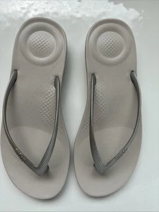 FitFlop E54011-060 IQUSHION Ergonomic FLIP-Flops Silver Womens SIZE 8 - Picture 1 of 4