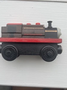 Motore carro armato treno ferroviario in legno Thomas & Friends - Bertram 2000 - Foto 1 di 9