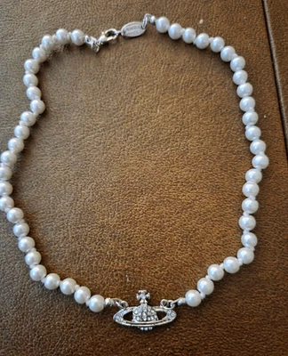 COLLAR GARGANTILLA VIVIENNE WESTWOOD MINI BAJORRELIEVE PERLAS. Foto 1 de 4