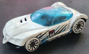 Hot Wheels Golden Arrow #44 White 2013 Loose - Picture 1 of 3