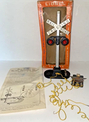 ORIGINAL LIONEL 154 AUTOMATIC HIGHWAY CROSSING SIGNAL - WORKS OB, INSTRUCT - Image 1 of 4