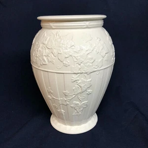 "JARRÓN DE DECLARACIÓN DE JARDÍN CLÁSICO WEDGWOOD INGLAND HIEDRA HOJAS DE VID EN RELIEVE 12" - Imagen 1 de 5