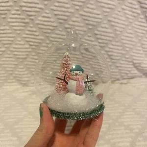 Vintage Westdeutsches Unversilbertes Diorama Christbaumschmuck Schneemann Rosa Baum - Bild 1 von 8