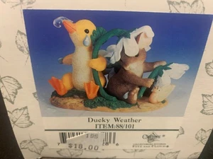 Charming Tails Ducky Weather 88/101 Topo Anatra Statuina Fiori Bianchi Primavera - Foto 1 di 3