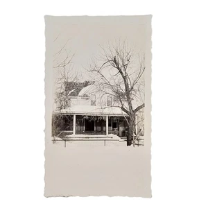 Foto de colección en blanco y negro 1942 encontrada hermosa casa Winter Wonderland nevada en instantánea - Imagen 1 de 4