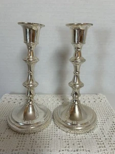 Par de candelabros vintage de pedestal enchapado en zinc plateado hechos en Inglaterra usados en excelente estado - Imagen 1 de 8