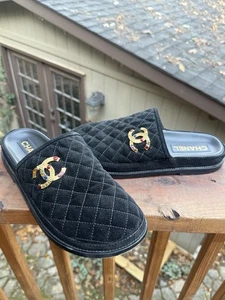 Chanel 2022 Mules de gamuza con logotipo CC entrelazado para mujer talla 40 EE. UU. 10 - Imagen 1 de 17