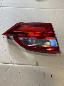 Luz trasera izquierda Ford Fiesta 2018 hatchback N/S pasajeros 2017-20 - Imagen 1 de 3