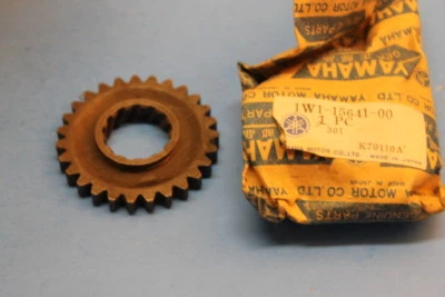 NOS YAMAHA IT125 IT175 DT125 DT175 YZ125 MX175 KICK GEAR 27T 1W1-15641-00-00 - Image 1 of 4