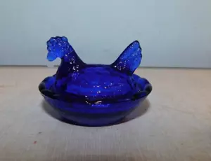 Mini animal azul cobalto vidrio gallina en nido SALERO CUBIERTO canasta tejido 2,5" - Imagen 1 de 3