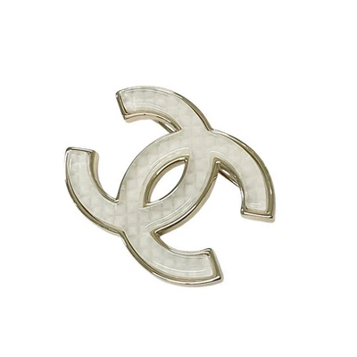Broche CHANEL corpete ouro branco B24A GP resina 5x4cm usado - Imagem 1 de 4