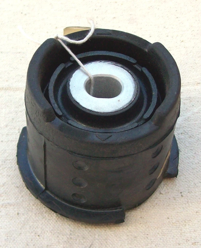 Rear Subframe Mount, Right Front - BMW 323i/325i/328i/330Ci/X3, 01-06 Foto 1 de 1