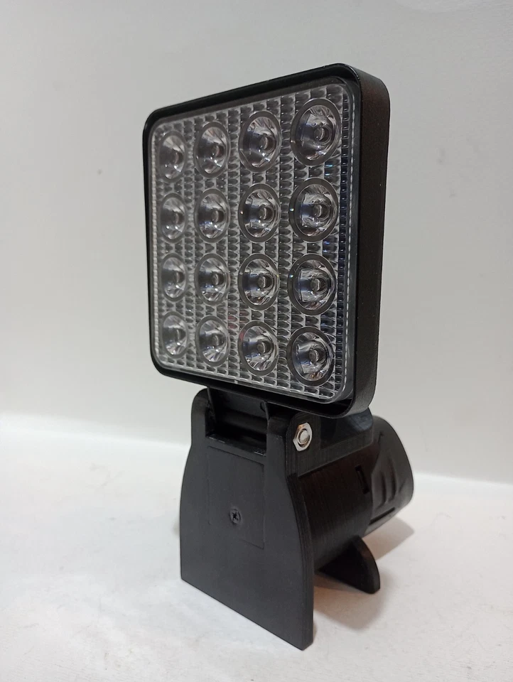 Faretto LED 48W, IP 67 per batterie Milwaukee LI-ION 12V 2-4 A - Immagine 1 di 1