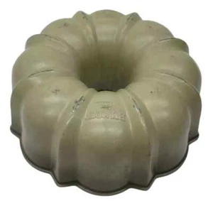 Northland Aluminum Products Fluted Bundt Pan Green Baking Cake Mold Dessert - Picture 1 of 3