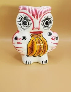 4,25" bemalte Keramik weiß und rot Eule hält Baby Eulen - Bild 1 von 10