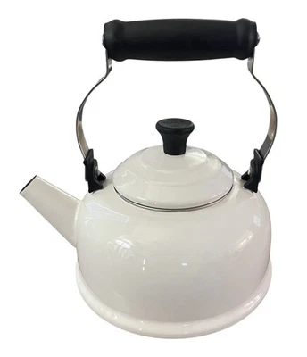 Tetera Le Creuset 1,7 cuartos de galón Brioche esmalte blanco sin silbar Foto 1 de 2