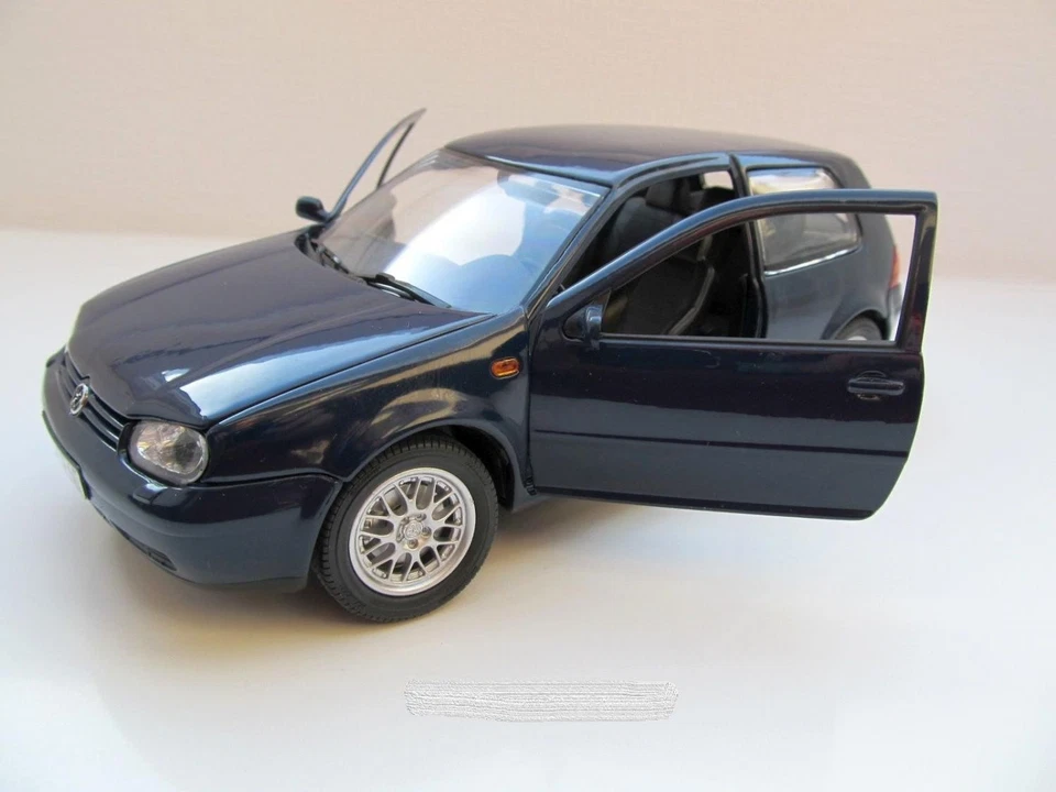 Volkswagen VW Golf 4 GTI Modellino 1:18 Revell Blu 089459092 Nuovo - Immagine 1 di 4