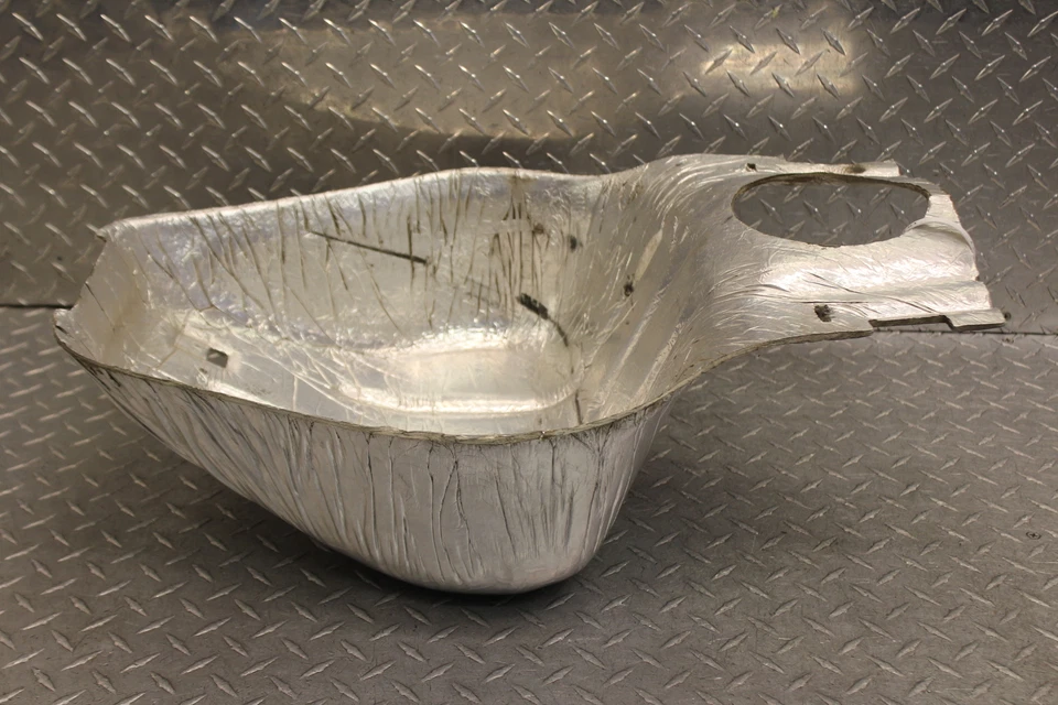 2004 SUZUKI HAYABUSA GSX1300R БЕНЗОБАК ПОД ОБТЕКАТЕЛЬ КРЫШКА КАПОТА - Изображение 1 из 4