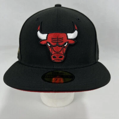 New Era 59FIFTY CHICAGO BULLS NEGRO Parche Trofeo ROJO UV SOMBRERO AJUSTADO 7 1/4 NUEVO CON ETIQUETAS Foto 1 de 4