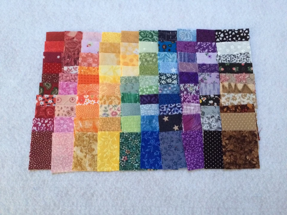 100 DIFERENTES CUADRADOS DE EDREDÓN DE TELA CALICÓ DE 1 1/2 PULGADAS - MUCHOS ESTAMPADOS VINTAGE Foto 1 de 1