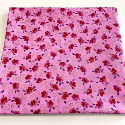 Flores Marcus Brothers en tela de algodón rosa por media yarda Foto 1 de 4