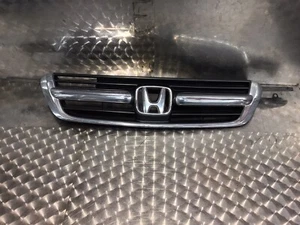 2004 HONDA CR-V MK2 FRONT BUMPER CENTRE GRILLE - Picture 1 of 5