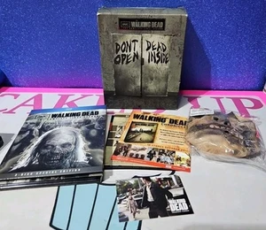 Walking Dead: The Complete First Season (3 Disc Set, Blu-ray) W/ Mask & Card - Bild 1 von 16
